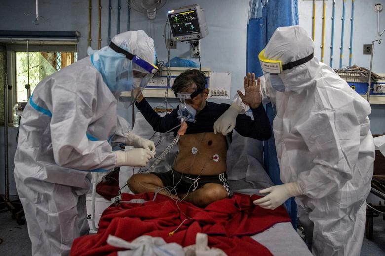 Medical workers tend to a patient suffering from the coronavirus in the Intensive Care Unit at Lok Nayak Jai Prakash hospital in New Delhi, India. REUTERS/Danish Siddiqui